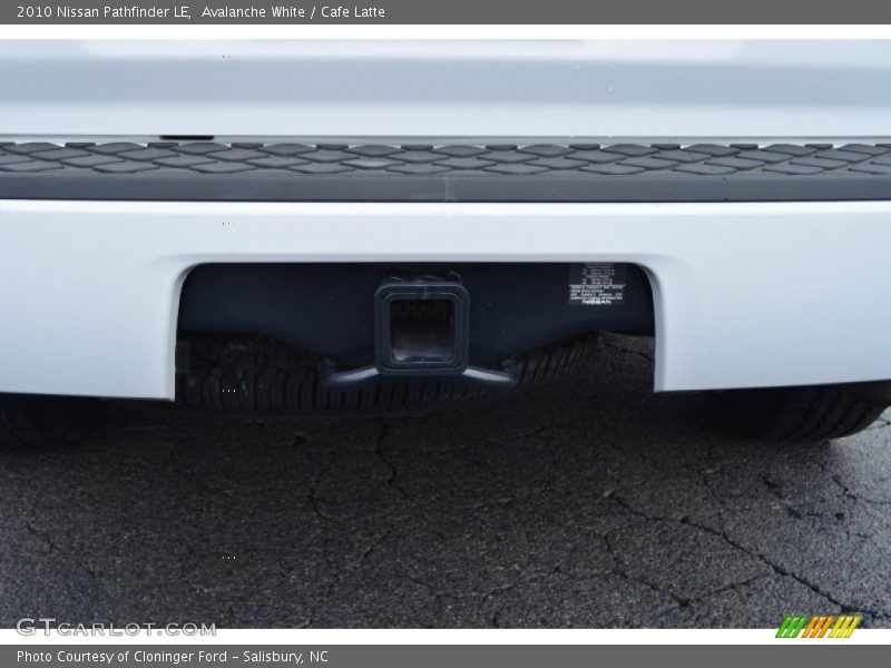 Avalanche White / Cafe Latte 2010 Nissan Pathfinder LE