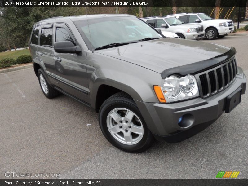 Front 3/4 View of 2007 Grand Cherokee Laredo