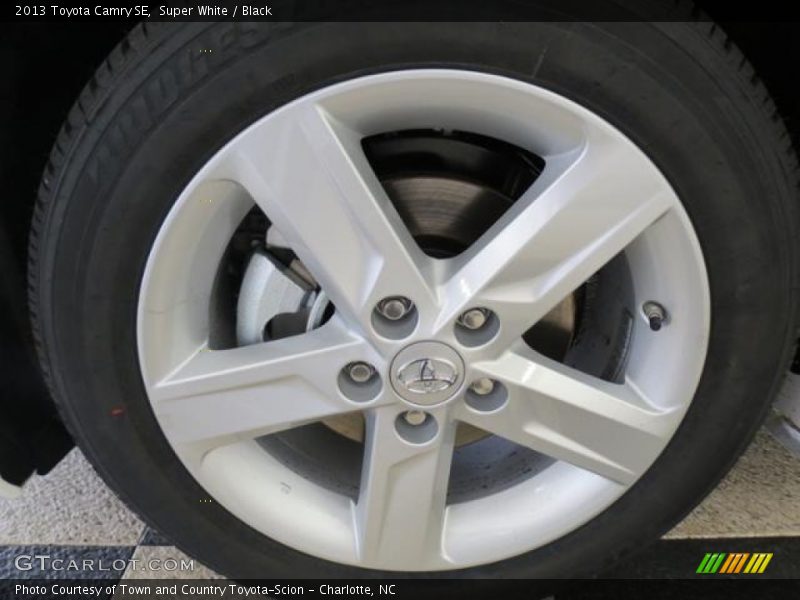 Super White / Black 2013 Toyota Camry SE