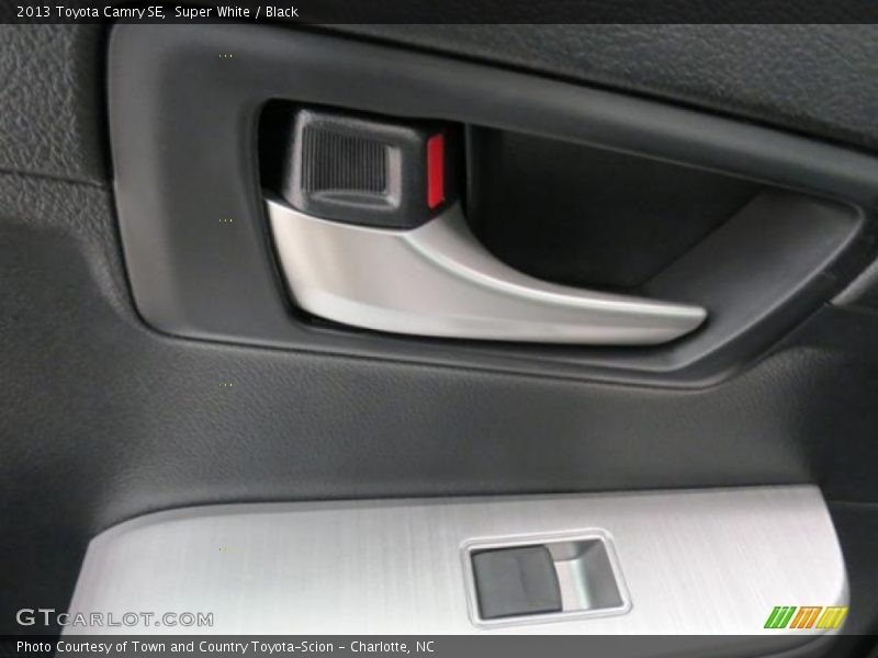 Super White / Black 2013 Toyota Camry SE