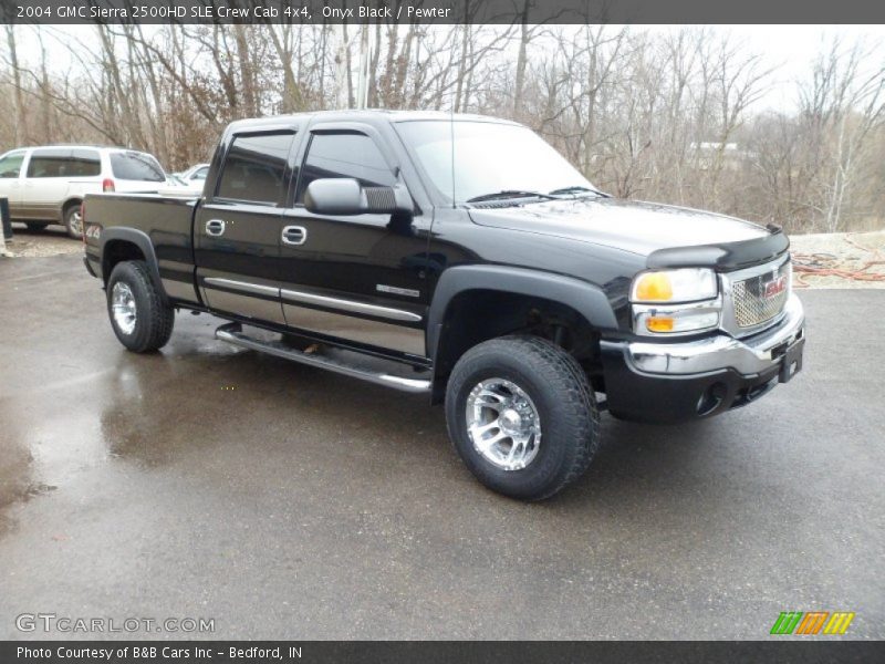 Front 3/4 View of 2004 Sierra 2500HD SLE Crew Cab 4x4