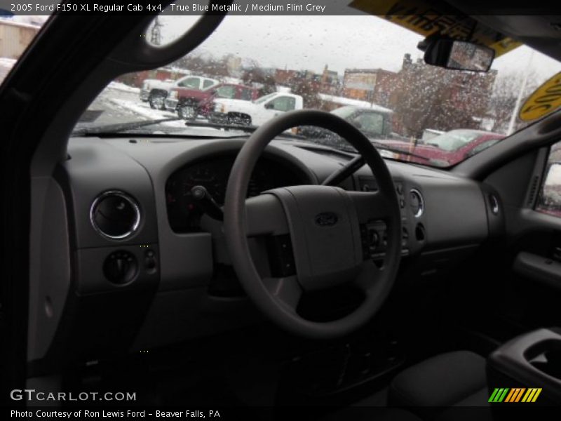 True Blue Metallic / Medium Flint Grey 2005 Ford F150 XL Regular Cab 4x4