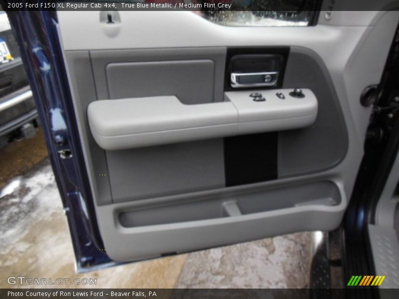 True Blue Metallic / Medium Flint Grey 2005 Ford F150 XL Regular Cab 4x4