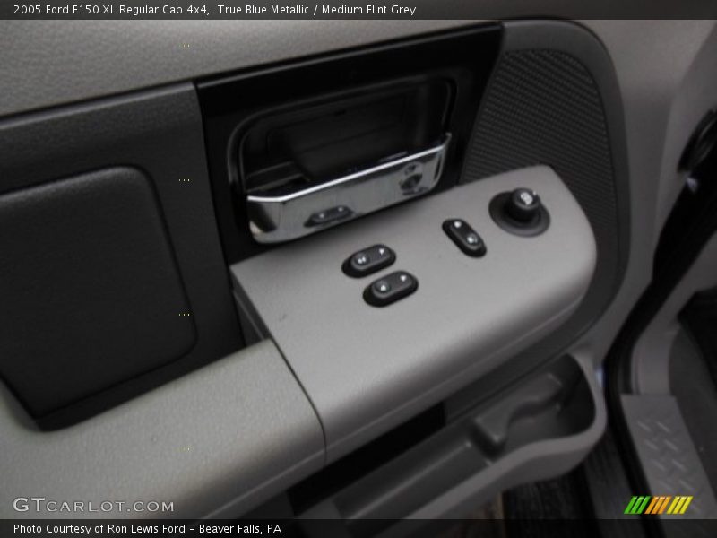 True Blue Metallic / Medium Flint Grey 2005 Ford F150 XL Regular Cab 4x4