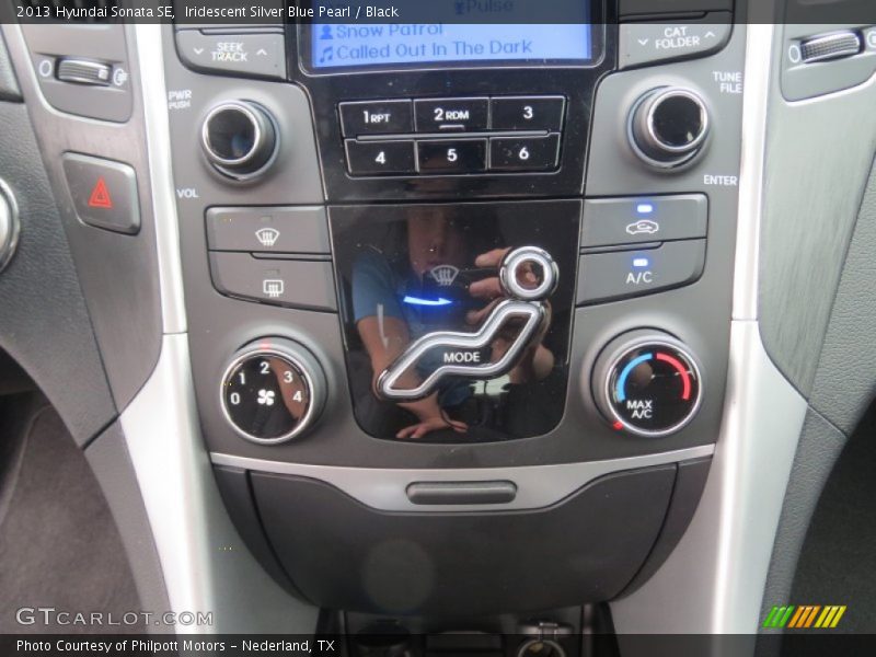 Iridescent Silver Blue Pearl / Black 2013 Hyundai Sonata SE