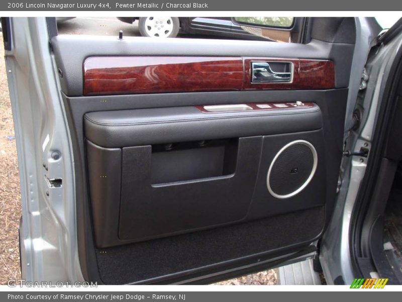 Pewter Metallic / Charcoal Black 2006 Lincoln Navigator Luxury 4x4