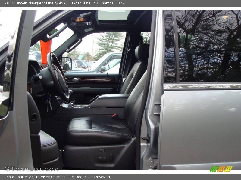 Pewter Metallic / Charcoal Black 2006 Lincoln Navigator Luxury 4x4