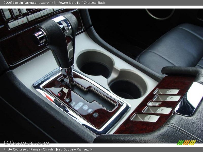 Pewter Metallic / Charcoal Black 2006 Lincoln Navigator Luxury 4x4
