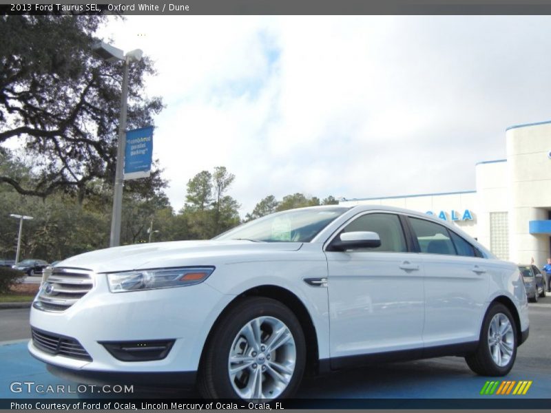 Oxford White / Dune 2013 Ford Taurus SEL