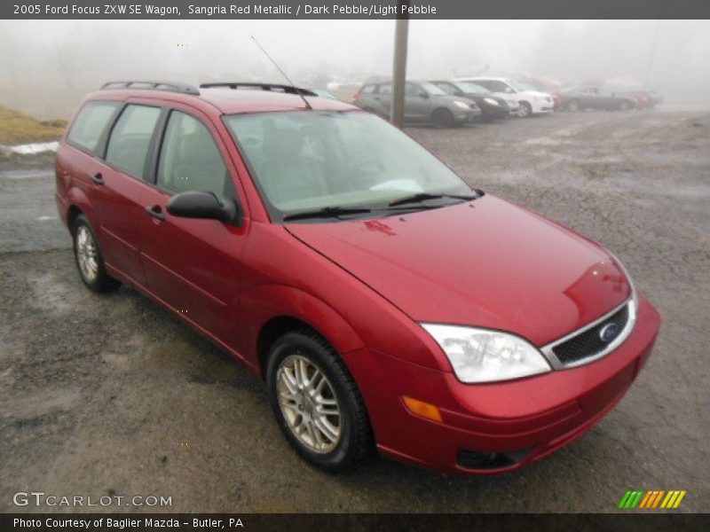 Front 3/4 View of 2005 Focus ZXW SE Wagon