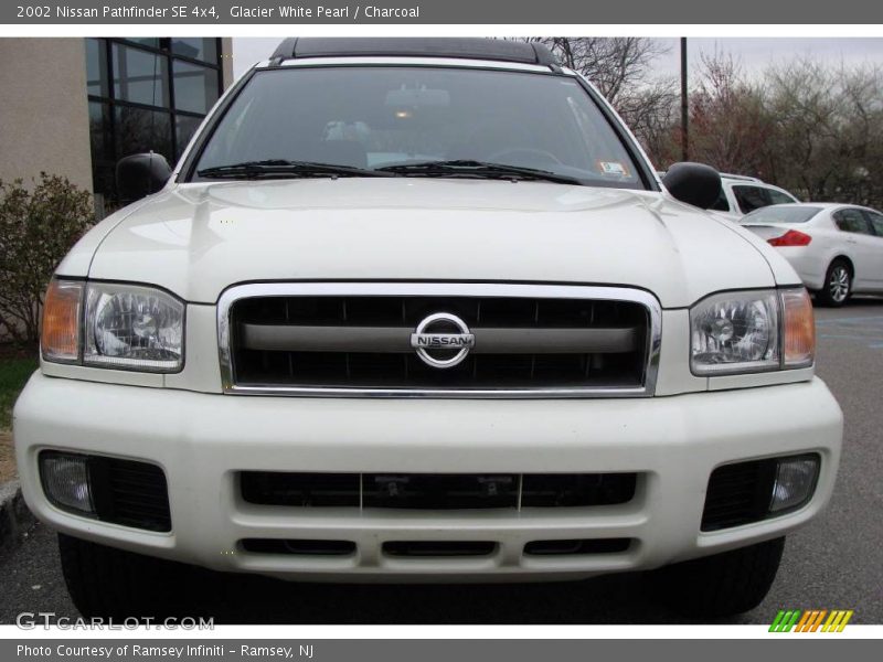 Glacier White Pearl / Charcoal 2002 Nissan Pathfinder SE 4x4