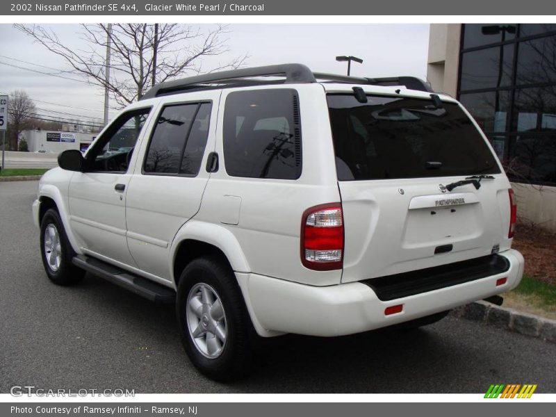 Glacier White Pearl / Charcoal 2002 Nissan Pathfinder SE 4x4