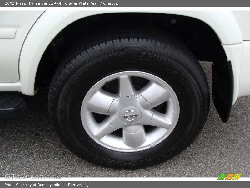 Glacier White Pearl / Charcoal 2002 Nissan Pathfinder SE 4x4