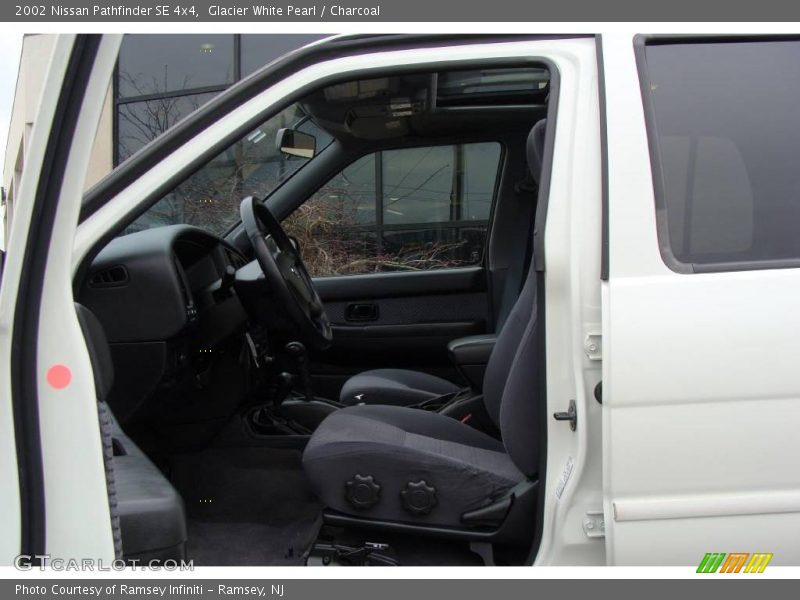 Glacier White Pearl / Charcoal 2002 Nissan Pathfinder SE 4x4