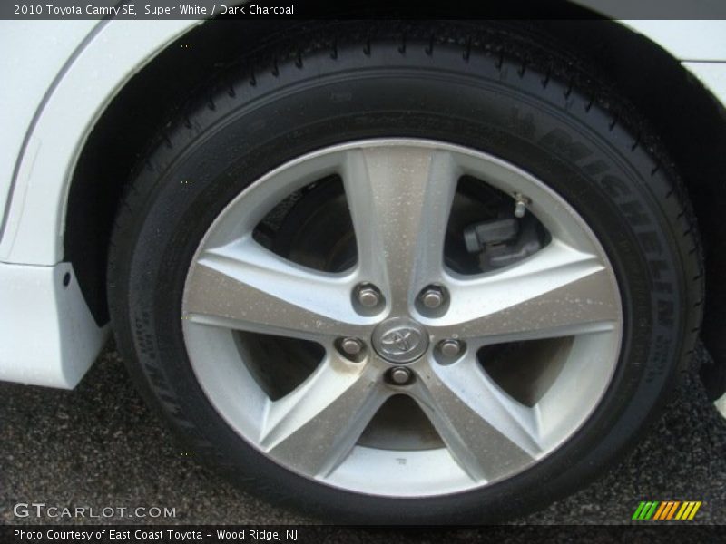 Super White / Dark Charcoal 2010 Toyota Camry SE