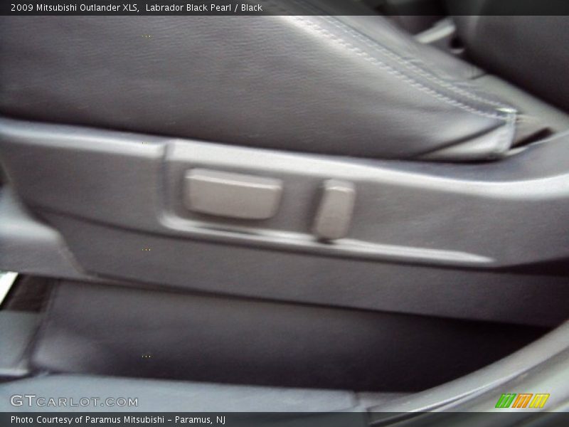 Labrador Black Pearl / Black 2009 Mitsubishi Outlander XLS