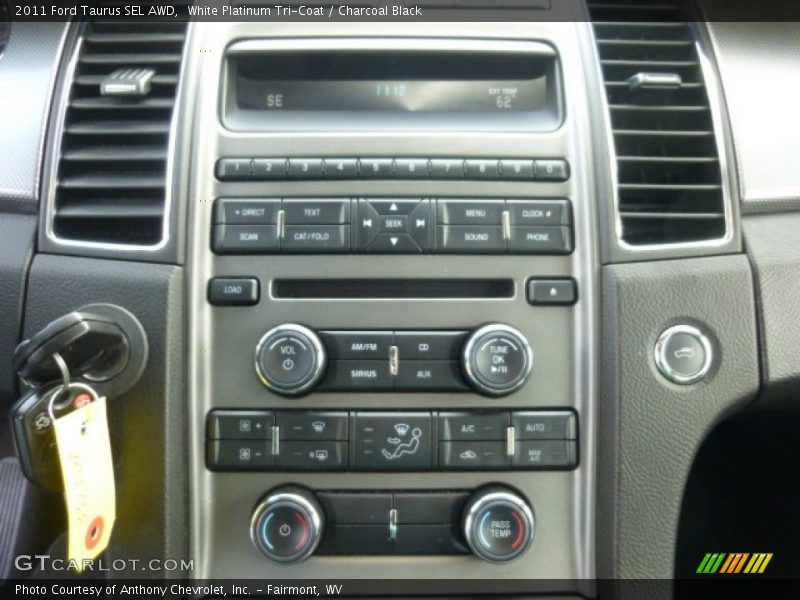 White Platinum Tri-Coat / Charcoal Black 2011 Ford Taurus SEL AWD