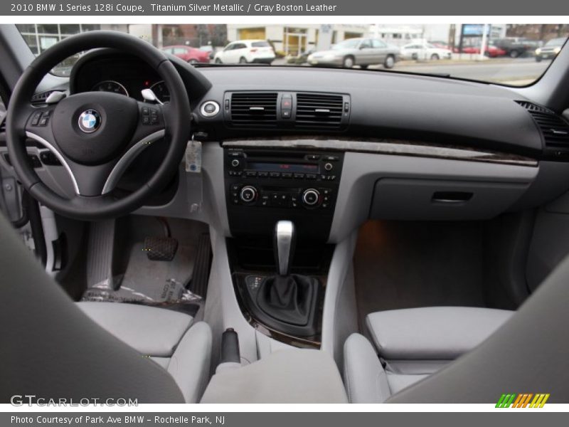 Dashboard of 2010 1 Series 128i Coupe