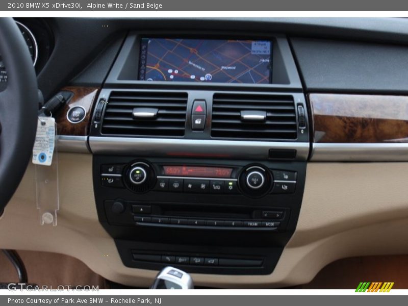 Alpine White / Sand Beige 2010 BMW X5 xDrive30i