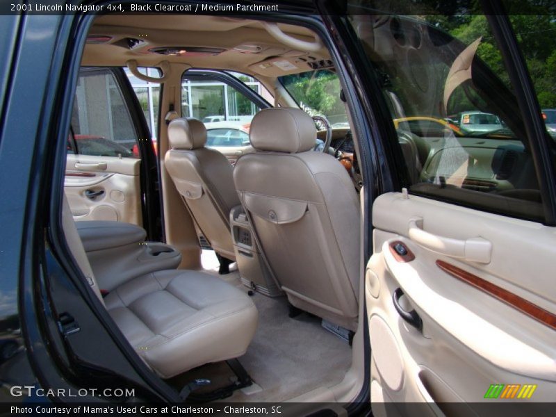Black Clearcoat / Medium Parchment 2001 Lincoln Navigator 4x4