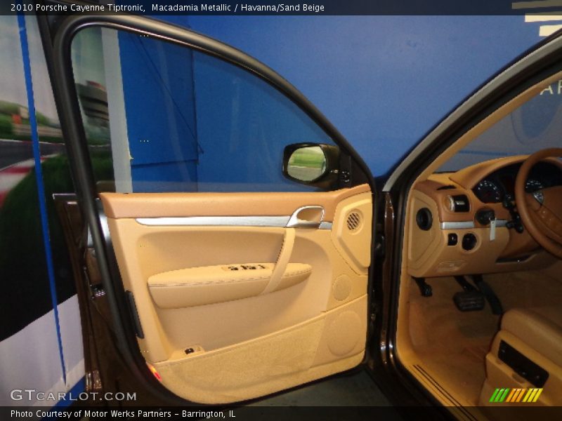 Macadamia Metallic / Havanna/Sand Beige 2010 Porsche Cayenne Tiptronic