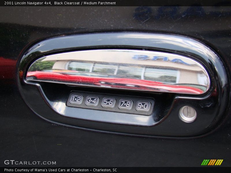 Black Clearcoat / Medium Parchment 2001 Lincoln Navigator 4x4