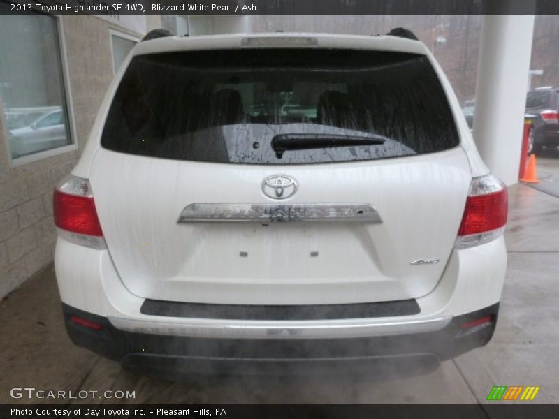 Blizzard White Pearl / Ash 2013 Toyota Highlander SE 4WD