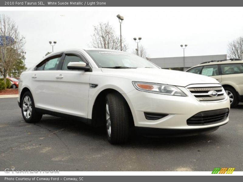 Front 3/4 View of 2010 Taurus SEL