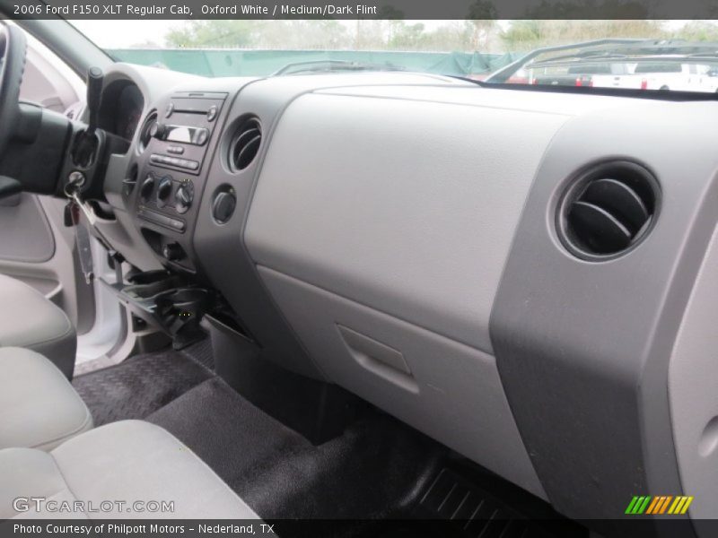 Oxford White / Medium/Dark Flint 2006 Ford F150 XLT Regular Cab