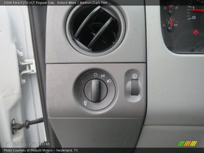 Oxford White / Medium/Dark Flint 2006 Ford F150 XLT Regular Cab