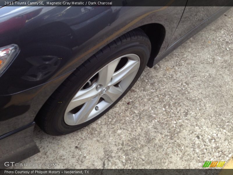 Magnetic Gray Metallic / Dark Charcoal 2011 Toyota Camry SE