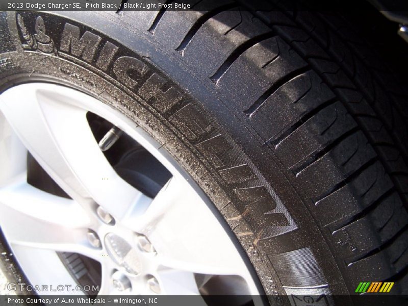 Pitch Black / Black/Light Frost Beige 2013 Dodge Charger SE