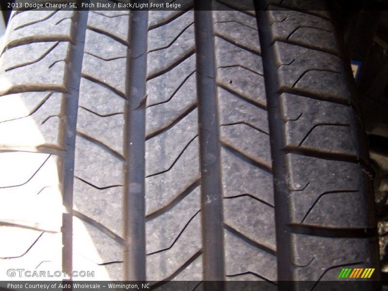 Pitch Black / Black/Light Frost Beige 2013 Dodge Charger SE