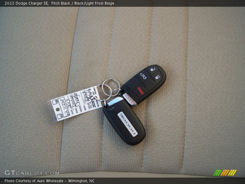 Pitch Black / Black/Light Frost Beige 2013 Dodge Charger SE