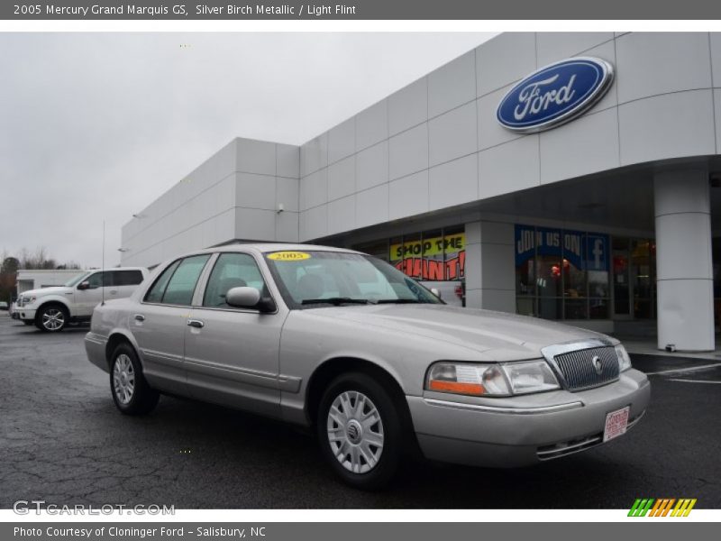 Front 3/4 View of 2005 Grand Marquis GS