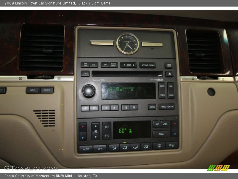 Controls of 2009 Town Car Signature Limited