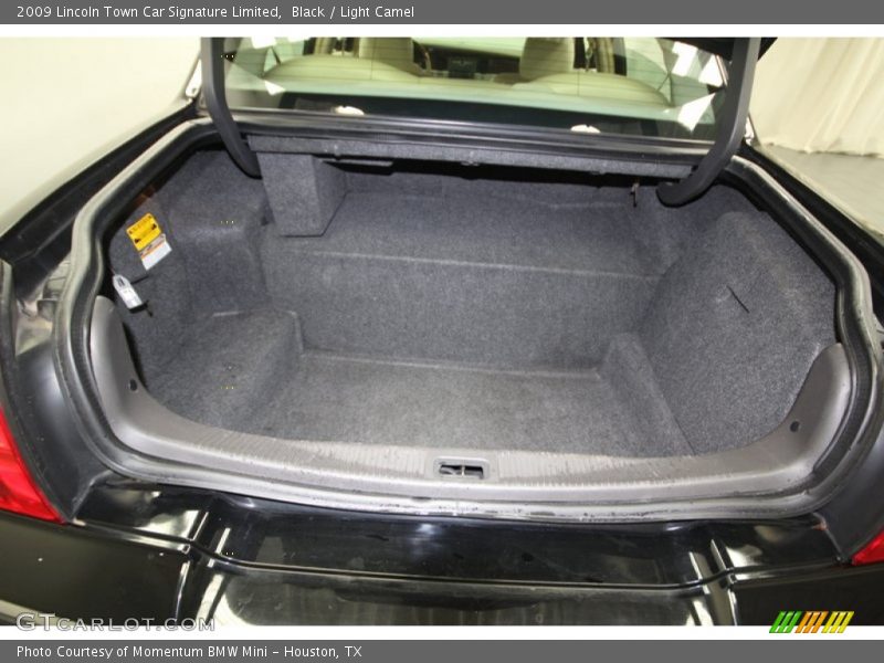  2009 Town Car Signature Limited Trunk