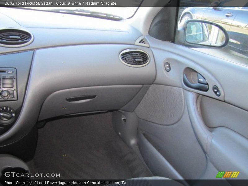 Cloud 9 White / Medium Graphite 2003 Ford Focus SE Sedan