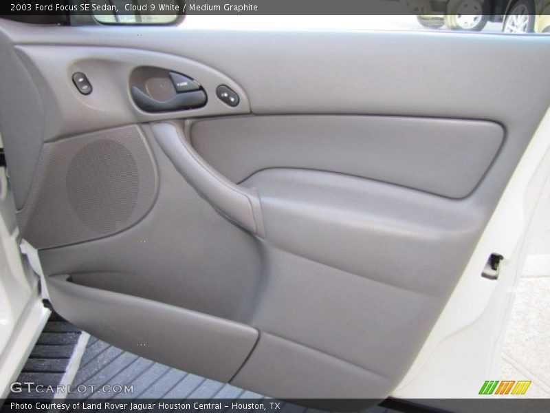 Cloud 9 White / Medium Graphite 2003 Ford Focus SE Sedan
