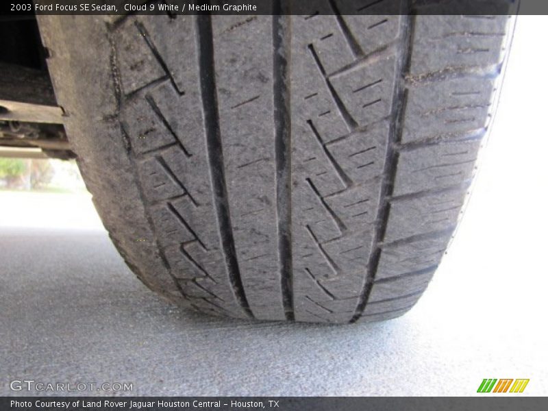 Cloud 9 White / Medium Graphite 2003 Ford Focus SE Sedan