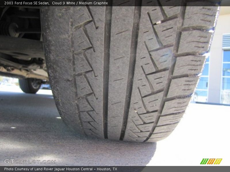 Cloud 9 White / Medium Graphite 2003 Ford Focus SE Sedan