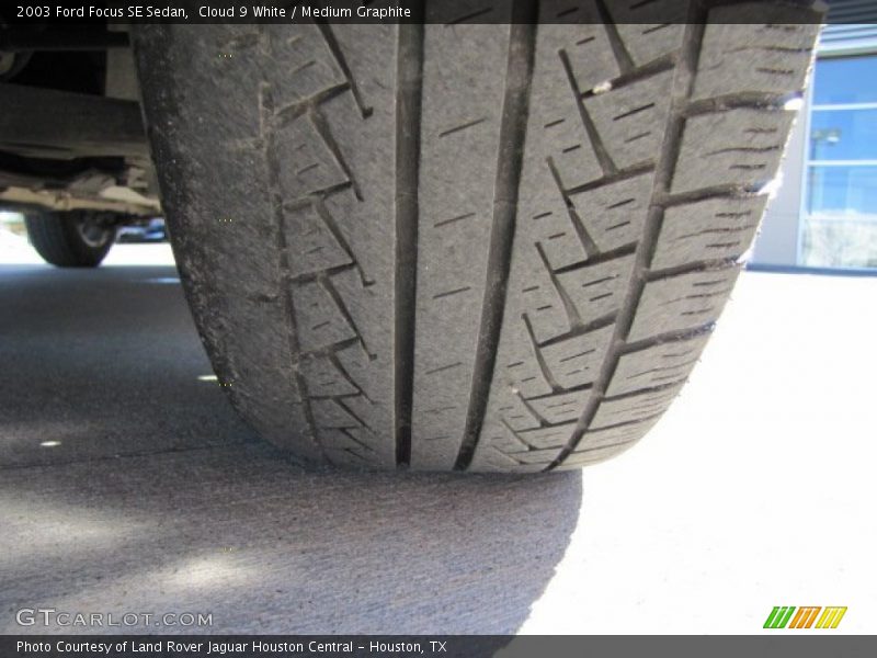 Cloud 9 White / Medium Graphite 2003 Ford Focus SE Sedan