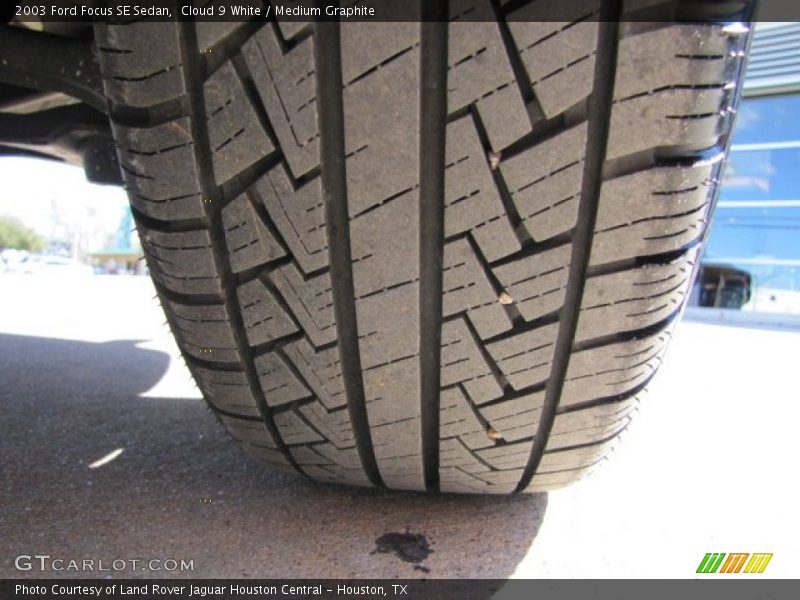 Cloud 9 White / Medium Graphite 2003 Ford Focus SE Sedan