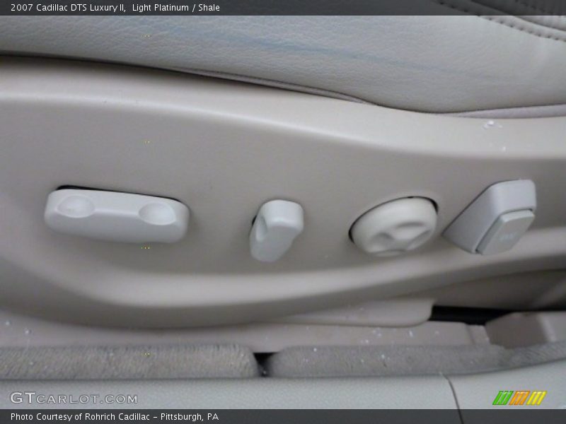 Light Platinum / Shale 2007 Cadillac DTS Luxury II