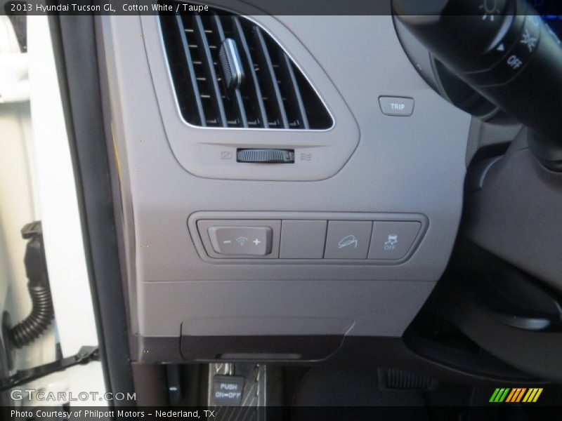Cotton White / Taupe 2013 Hyundai Tucson GL