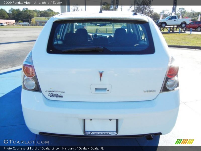Ultra White / Ebony 2009 Pontiac Vibe