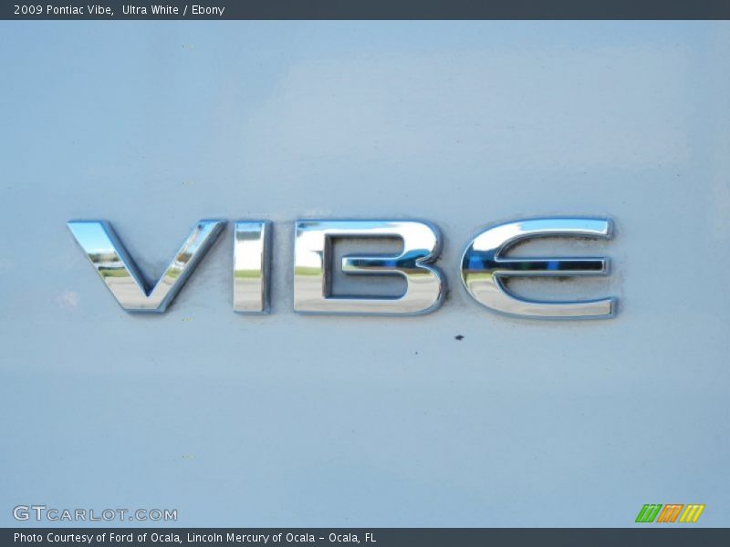 Ultra White / Ebony 2009 Pontiac Vibe