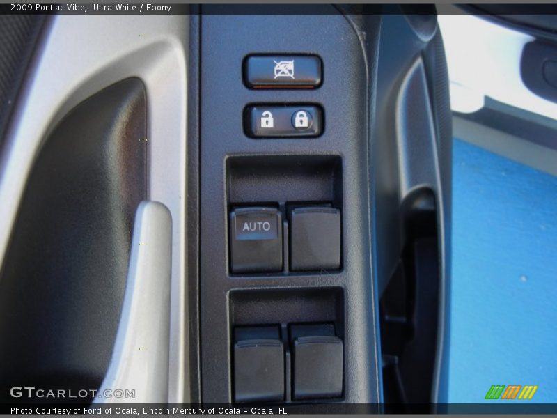 Ultra White / Ebony 2009 Pontiac Vibe