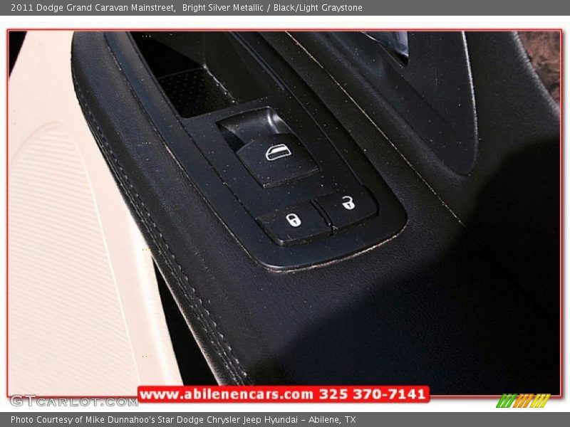 Bright Silver Metallic / Black/Light Graystone 2011 Dodge Grand Caravan Mainstreet