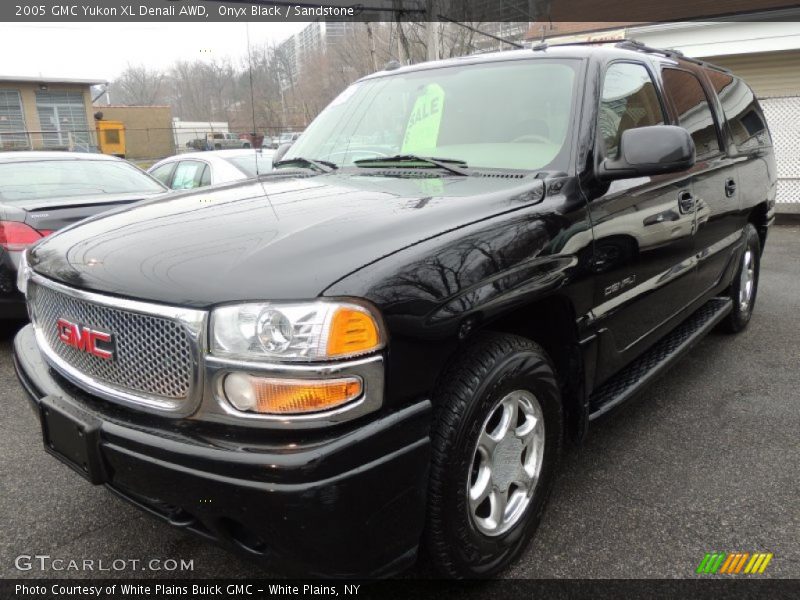 Front 3/4 View of 2005 Yukon XL Denali AWD